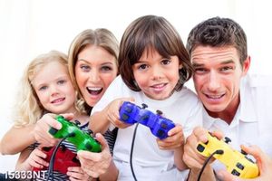 Tranh gia đình cùng chơi game