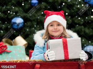 Tranh bé gái cầm hộp quà noel