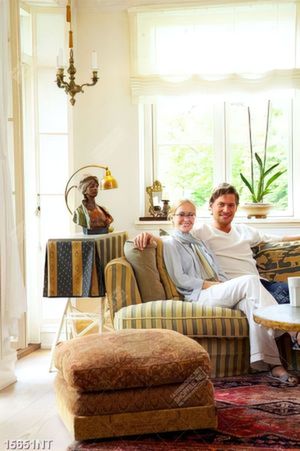 Tranh cặp đôi ngồi trên ghế sofa
