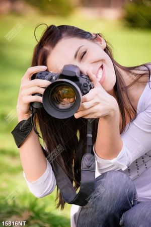 Tranh cô gái cầm máy chụp ảnh