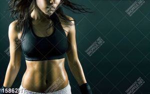 Tranh cô gái với thân hình săn chắc
