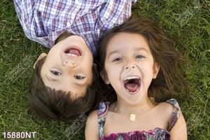 Tranh hai em bé nằm trên thảm cỏ