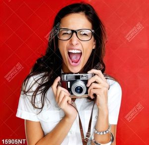 Tranh cô gái cầm máy ảnh