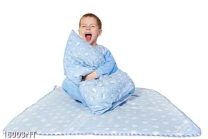 Tranh cậu bé ngồi ôm gối