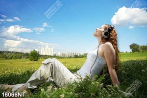 Tranh cô gái nằm thư giãn trên thảm cỏ