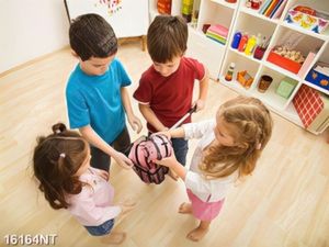 Tranh lớp học của bé