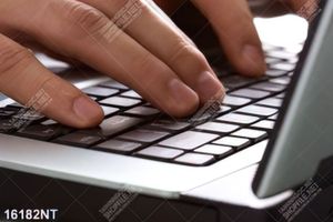 Tranh bàn tay gõ bàn phím laptop