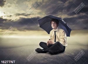 Tranh nghệ thuật chàng trai ngồi che ô