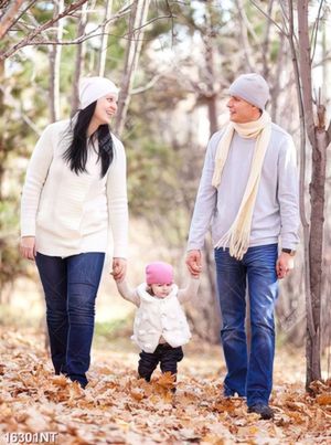 Tranh gia đình đi dạo trong công viên