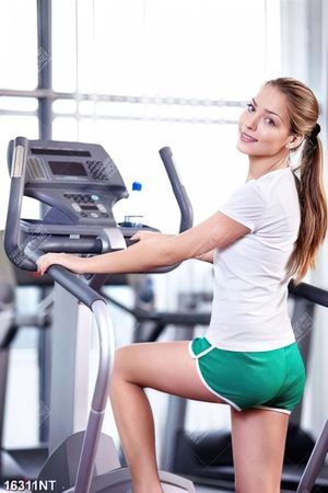 Tranh cô gái trên máy chạy bộ