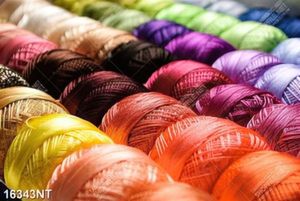 Tranh cuộn len nhiều sắc màu