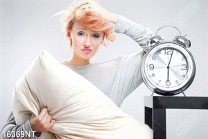 Tranh cô gái bên chiếc đồng hồ báo thức