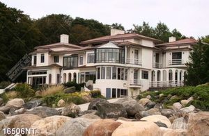 Tranh căn villa bên biển
