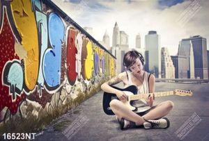 Tranh cô gái ngồi chơi đàn ghita