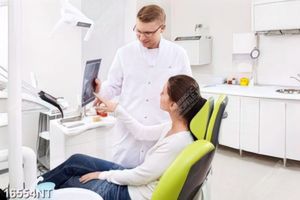 Tranh bác sỹ khám bệnh
