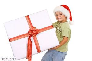 Tranh cậu bé ôm hộp quà khổng lồ