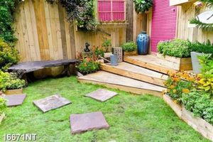 Tranh góc vườn nhỏ nhiều hoa nở
