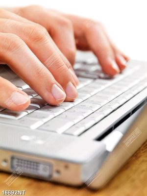 Tranh bàn tay gõ phím laptop