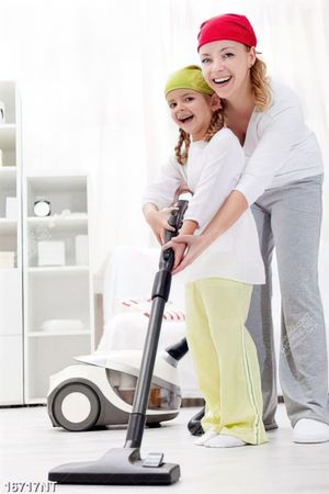 Tranh mẹ và bé cùng dọn nhà