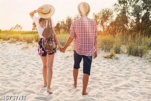 Tranh cặp đôi dắt tay nhau đi trên bãi biển