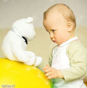 Tranh cậu bé nhìn gấu bông trắng