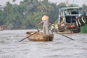 Tranh chẻo thuyền trên sông