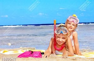 Tranh hai cô bé ngồi trên bãi biển