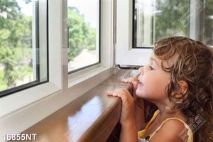 Tranh bé gái nhìn ra cửa sổ