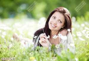 Tranh cô gái ngồi bên cánh đồng hoa