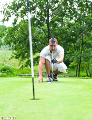 Tranh chàng trai chơi golf