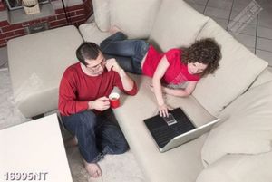 Tranh cặp đôi ngồi trên ghế sofa