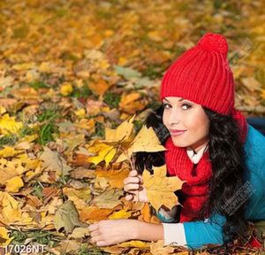 Tranh cô gái bên những chiếc lá vàng