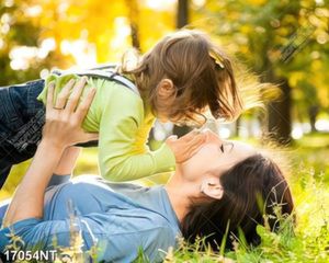Tranh mẹ và bé chơi đùa