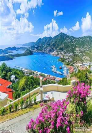 Tranh biển xanh và ngọn núi nhìn từ xa