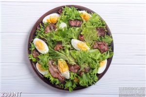 Tranh đĩa salad rau trộn trứng và thịt