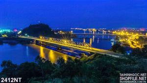 Tranh cây cầu sáng đen trên sông thành phố