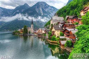 Tranh thành phố dưới chân núi bên sông