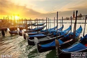Tranh những con đò neo đậu trên mặt hồ