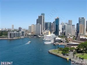 Tranh biển xanh bên thành phố cao tầng