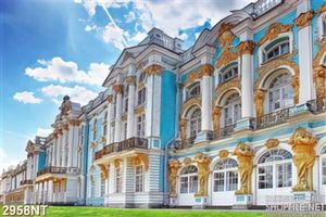 Tranh tòa nhà đồ sộ trải dài trên thảm cỏ