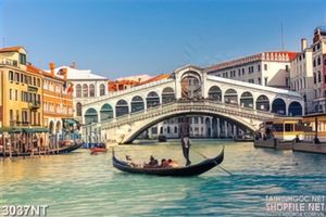Tranh con đò tiến đến chân cây cầu