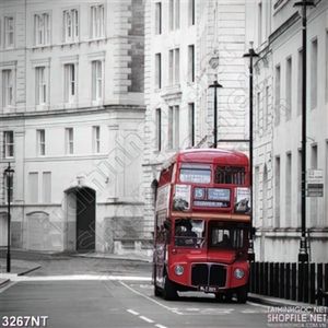 Tranh xe buýt đỏ bên những tòa nhà màu trắng