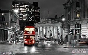 Tranh xe buýt đỏ bên những tòa nhà về đêm