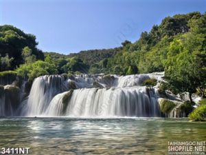 Tranh con thác lớn trên dòng sông dài