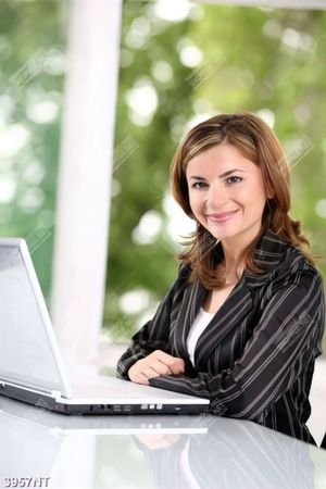 Tranh cô gái xinh đẹp trên bàn làm việc