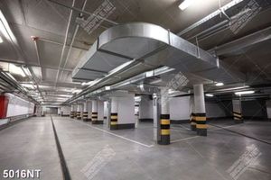 Tranh bãi đậu xe vắng vẻ