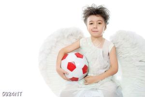 Tranh cậu bé ôm quả bóng