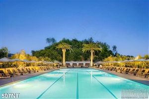 Tranh hồ bơi khu nghỉ dưỡng