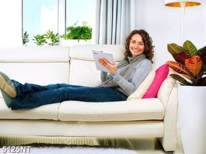 Tranh cô gái ngồi trên sofa