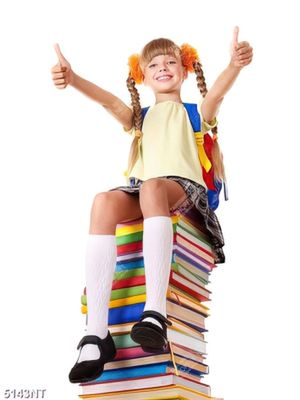 Tranh cô bé ngồi trên chồng sổ sách